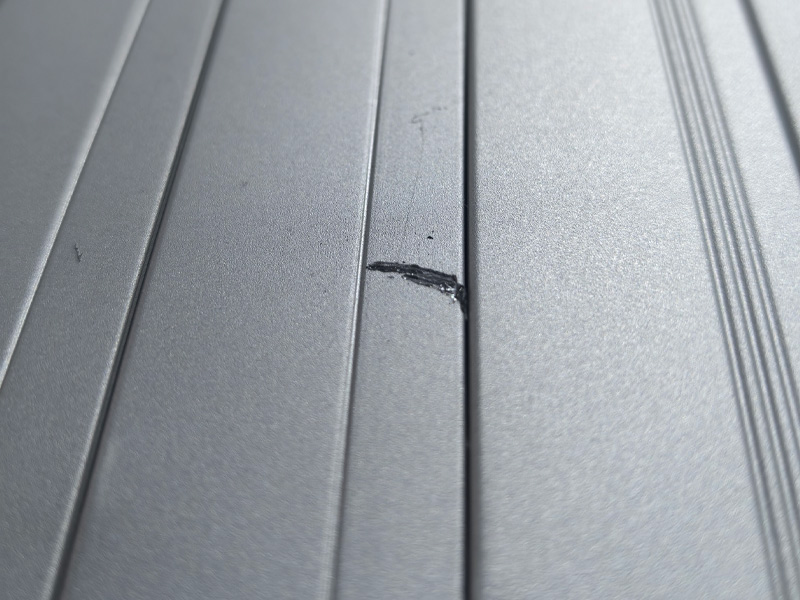 Pourquoi une simple égratignure peut-elle entraîner le renvoi d'un cadre en aluminium de module photovoltaïque pour réparation ?